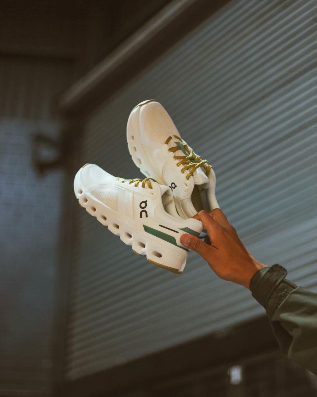 On Cloudrunner 2 white Green gold - תמונה 3